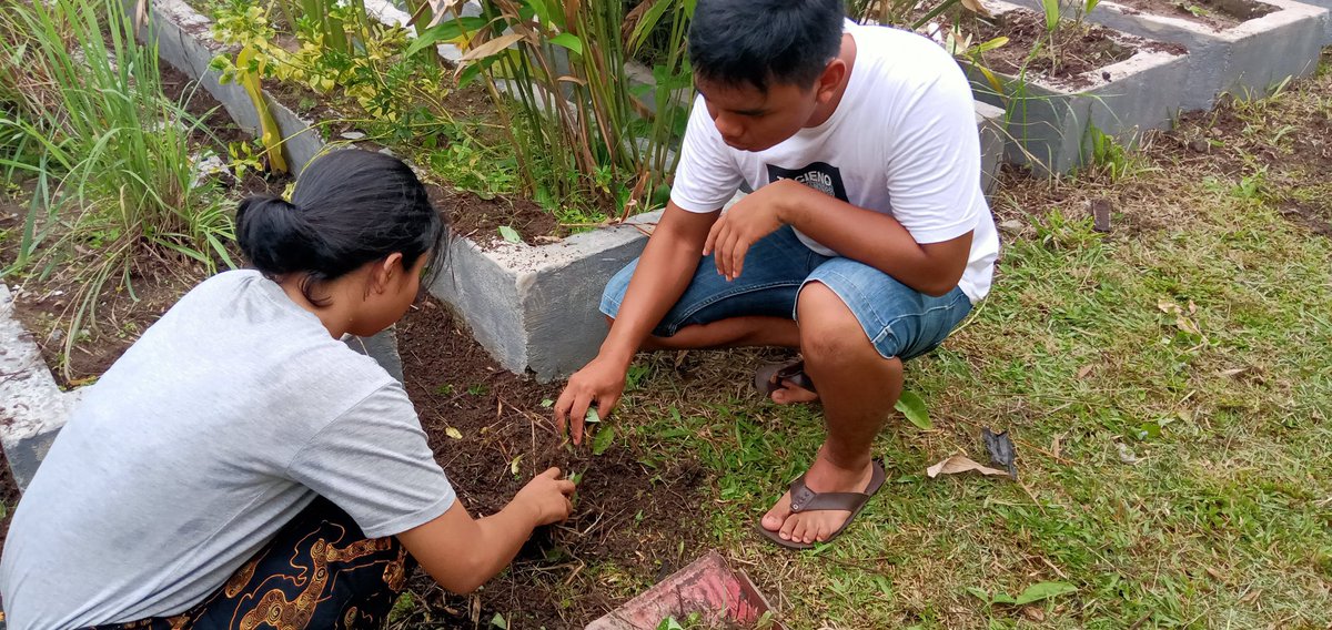 SBatarung's tweet photo. © | Daily today
-
-
-
11/01/2020
Kerja bakti tim Adiwiyata smada 🌱🌏 https://t.co/iCJeS4w5yN