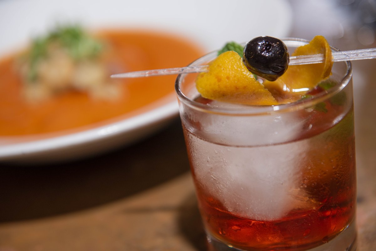 SolanaCrush's tweet photo. Saturday calls for killer cocktails 🍹 Join us for happy hour from 3-6 pm, and live music with Alex Elizabeth tonight! https://t.co/tbha3BVEgH