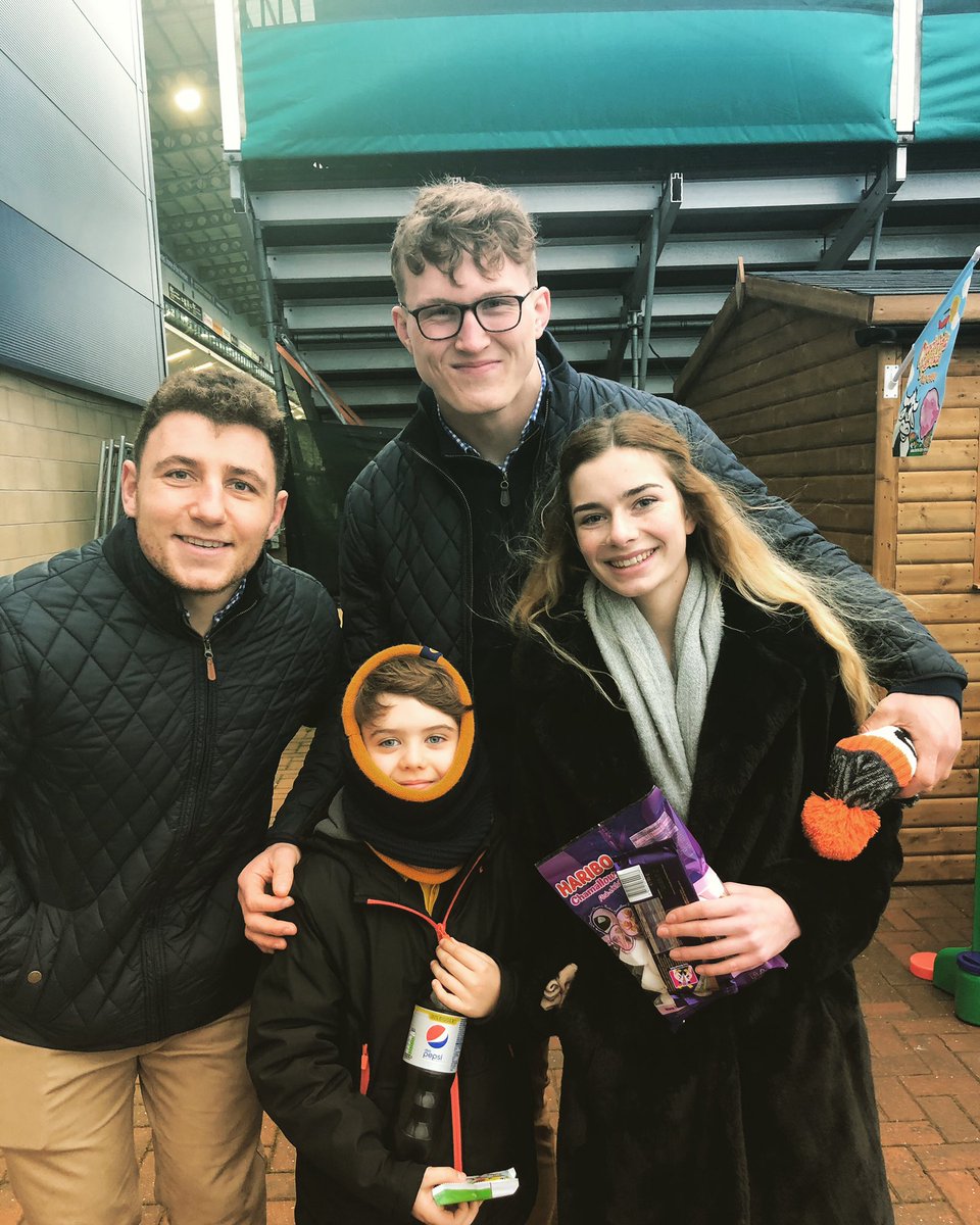 CharlieAliano's tweet photo. These 2 are having the best time eating sweets and hanging out with their @WorcsWarriors heroes @duncan_weir and @Ted_Hill26 https://t.co/ZQI4OBJmOL