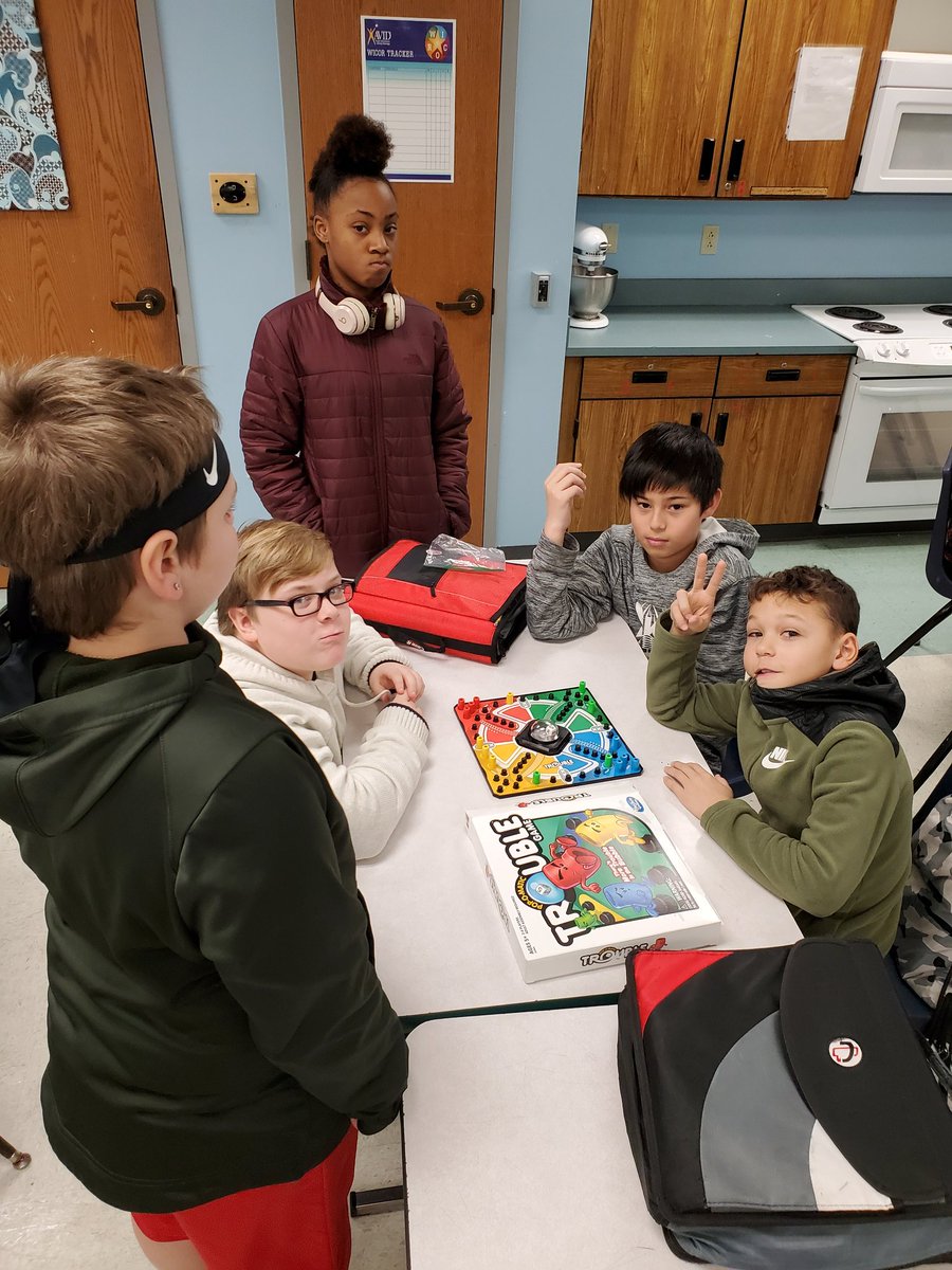 IBrake4FACS's tweet photo. More fun with 6th graders and team building with games! #FACSclass #teambuilding #lmsleopards https://t.co/919V7gJIqK