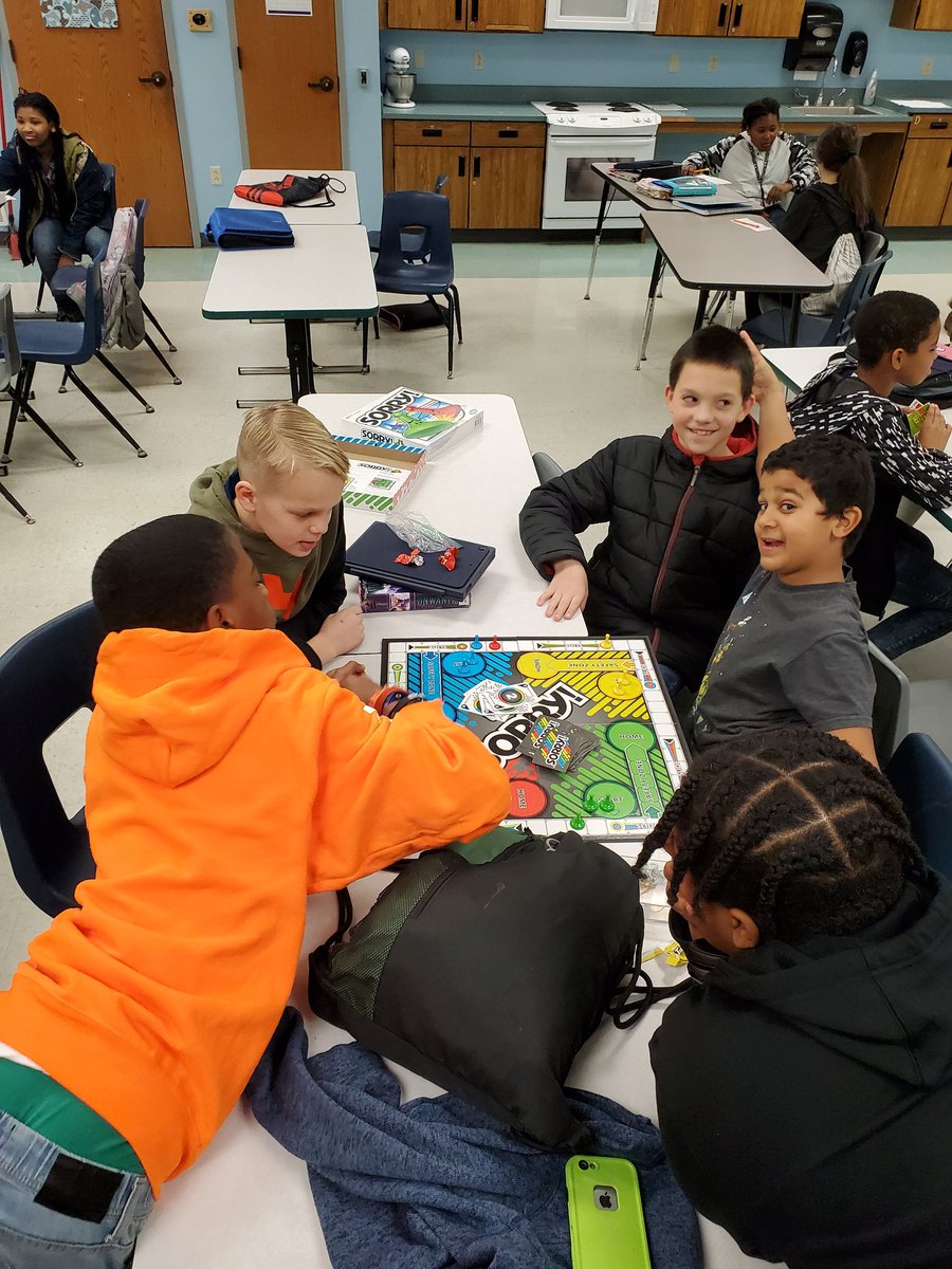 IBrake4FACS's tweet photo. More fun with 6th graders and team building with games! #FACSclass #teambuilding #lmsleopards https://t.co/919V7gJIqK