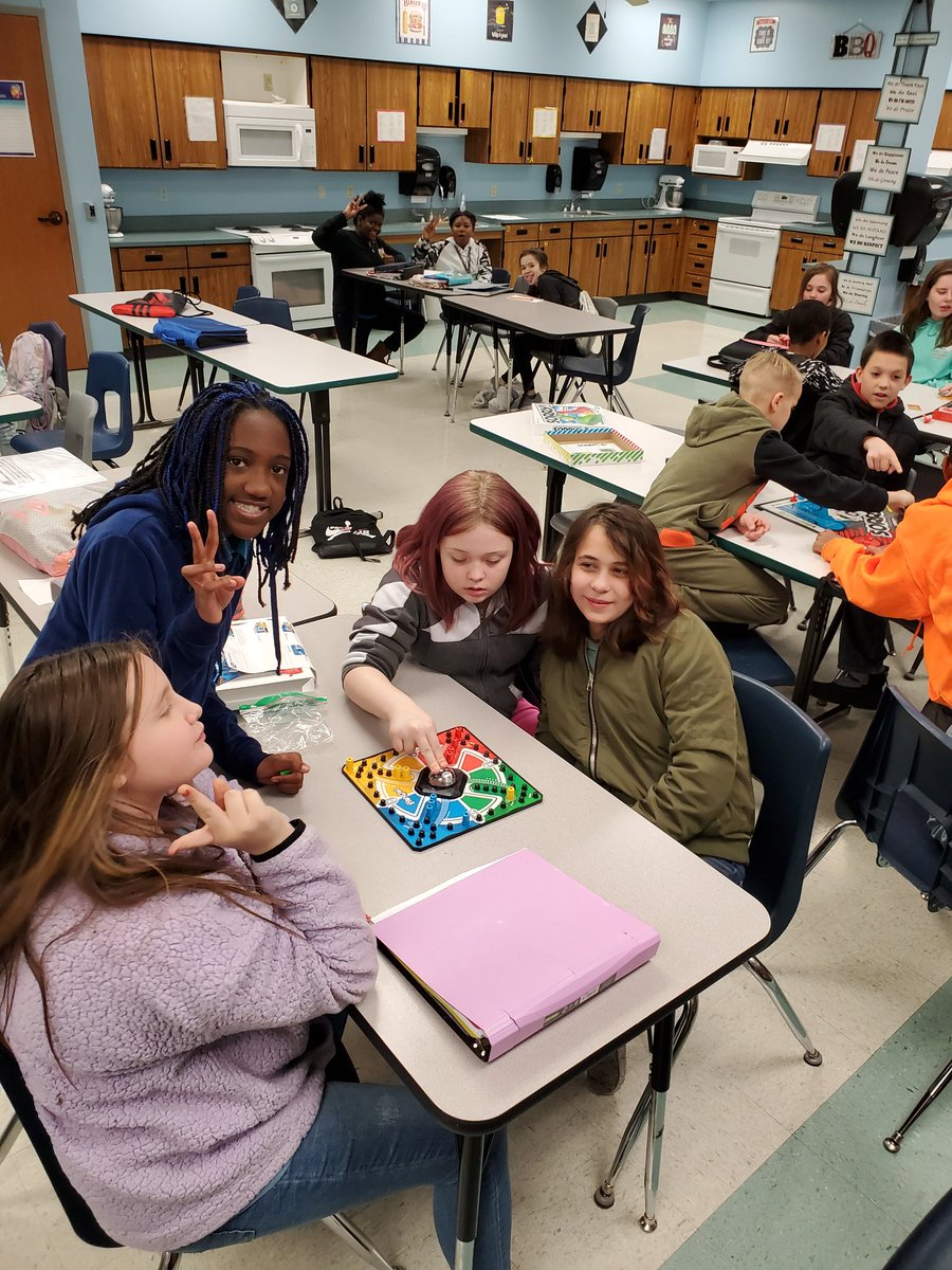 IBrake4FACS's tweet photo. More fun with 6th graders and team building with games! #FACSclass #teambuilding #lmsleopards https://t.co/919V7gJIqK
