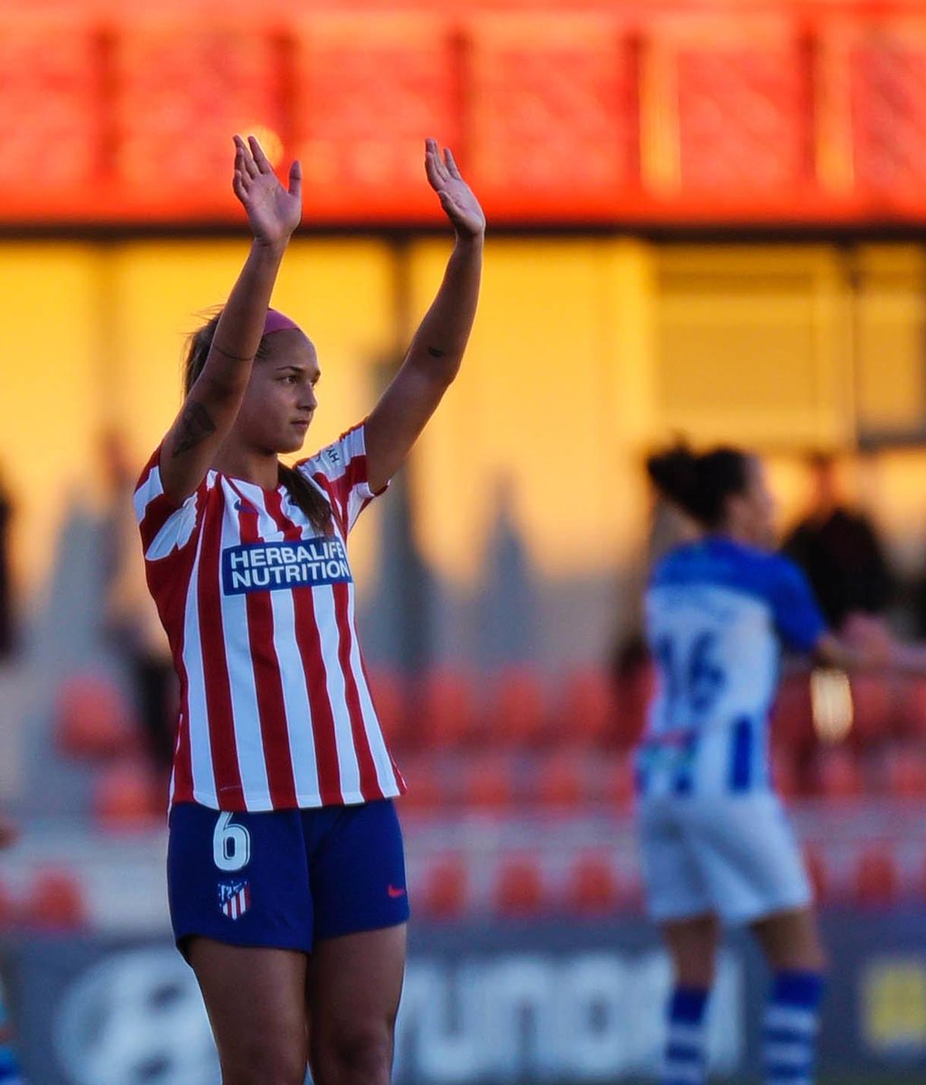 deynac18's tweet photo. Siempre supe que debutar sería especial pero los fans del @AtletiFemenino y el calor de mi gente 🇻🇪 me hicieron vivir un momento inolvidable. ¡GRACIAS! 3 puntos y sensaciones muy positivas que me ayudarán muchísimo en la adaptación. Esto apenas comienza #AupaAtleti #QueenDeyna https://t.co/TGfDt5WdyG