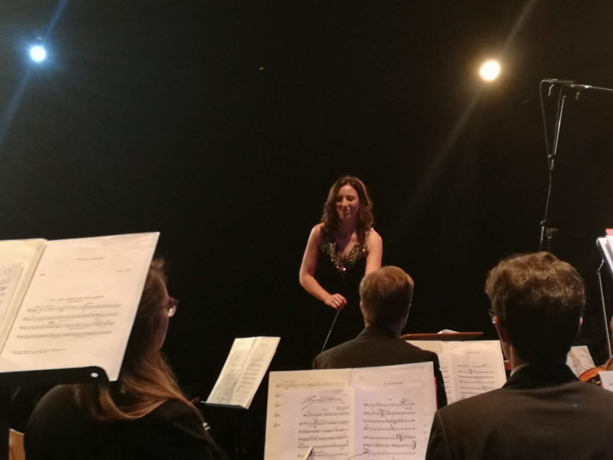 Es hipnotizante ver a la directora de la <a href="/BarbieriSO/">Barbieri Symphony</a>, <a href="/laradiloy/">Lara Diloy</a>, organizar y dirigir a cada instrumento con una mirada, una simple sonrisa  o un movimiento de manos. Espectacular. Gracias por este regalazo