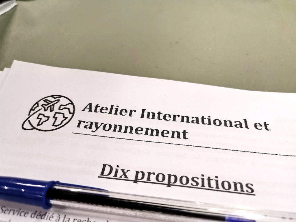 Loic_Guilpain's tweet photo. 🗺️ Une après-midi de travail pour finaliser notre programme #CestVotreTours avec @BenoistPierre1 où j'ai pu présenter les propositions du groupe de travail pour l'ouverture sur le Monde et le rayonnement de #Tours notamment européen. 🇪🇺
#Municipales2020 #tours2020 https://t.co/dnI6qNHnqJ