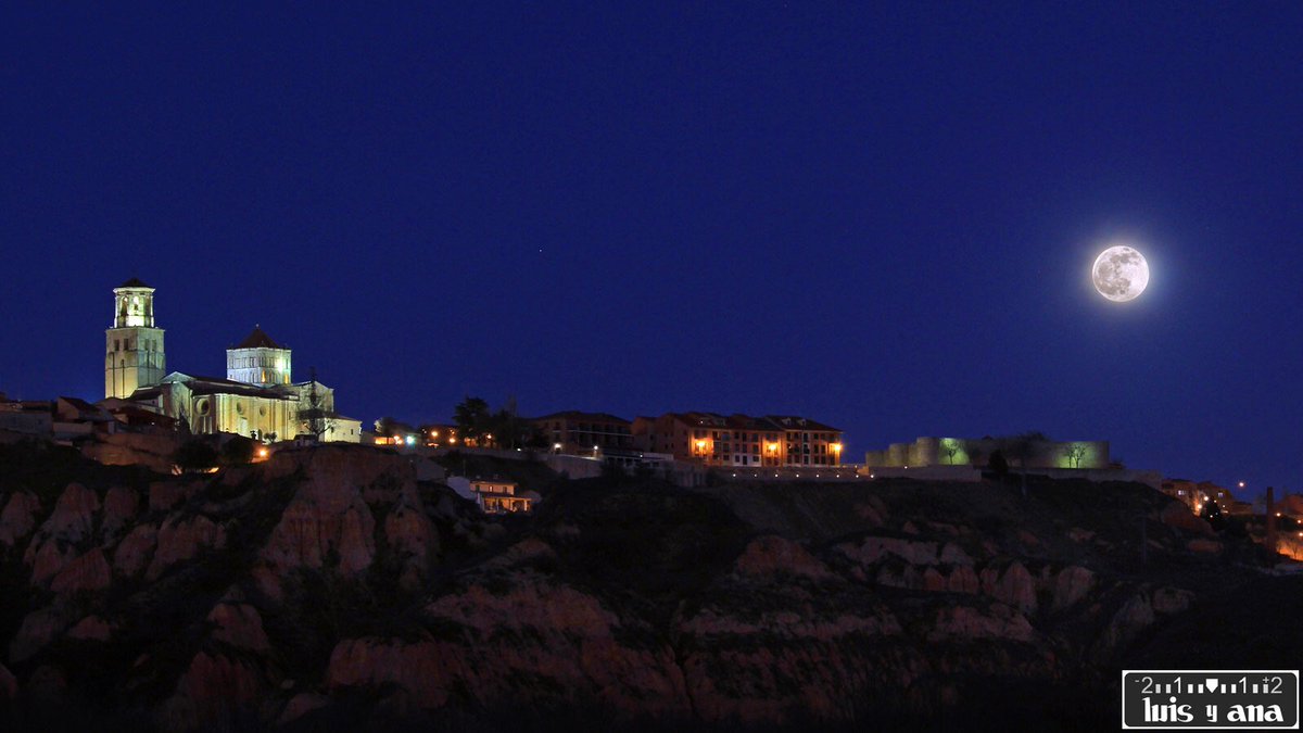 Luna llena junto a la bella colegiata románica de Toro #Zamora 
<a href="/LuisyAnaFoto/">Luis&AnaFoto</a>