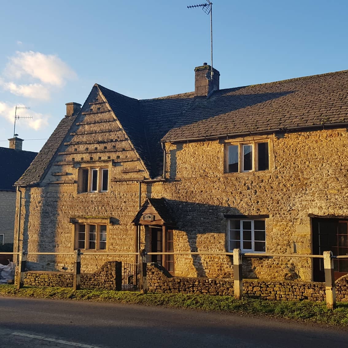 CalNewton99's tweet photo. Working with my Sister on exciting projects in the beautiful Cotswolds, we have discovered witches marks inside the 600 year old property! Wonder how much sleep we will be getting! 🧙‍♀️
#Cotswolds #witchesmarks #apieceofhistory https://t.co/X2NwBUYLFM