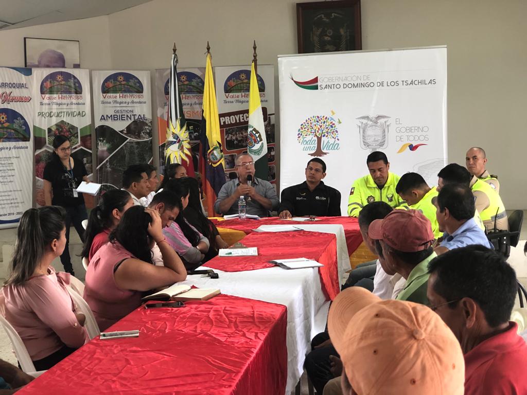 EdgarCuevaV's tweet photo. Hoy, en la mañana el Ing.@RGBesStoDgo gobernador de @gobertsachila, mantine #ReuniónDeTrabajo con dirigentes de la parroquia #ValleHermoso, se trato asuntos de #Seguridad y @PlanTodaUnaVida. Fue parte de esta #MesaDeTrabajo el MSc.@EdgarCuevaV Director #Distrito23D02 de educación https://t.co/ez74aEidBz