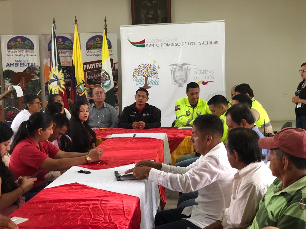 EdgarCuevaV's tweet photo. Hoy, en la mañana el Ing.@RGBesStoDgo gobernador de @gobertsachila, mantine #ReuniónDeTrabajo con dirigentes de la parroquia #ValleHermoso, se trato asuntos de #Seguridad y @PlanTodaUnaVida. Fue parte de esta #MesaDeTrabajo el MSc.@EdgarCuevaV Director #Distrito23D02 de educación https://t.co/ez74aEidBz