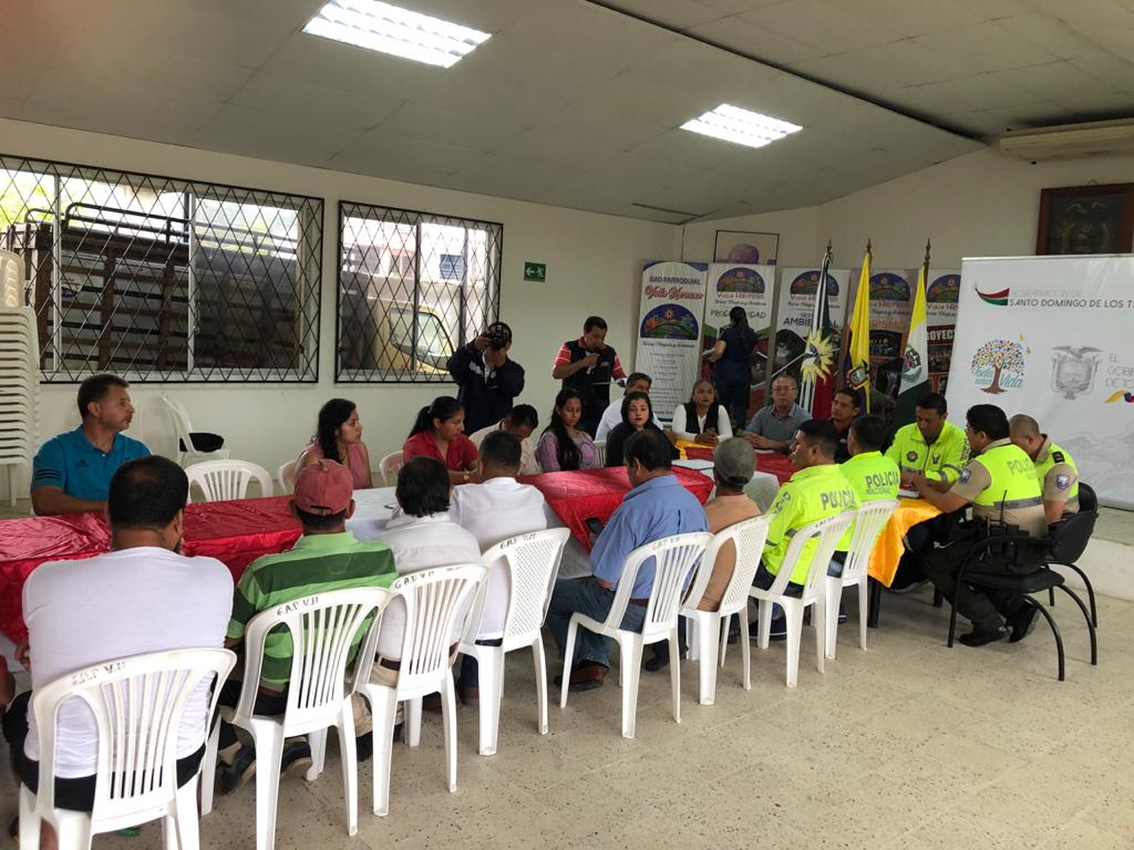 EdgarCuevaV's tweet photo. Hoy, en la mañana el Ing.@RGBesStoDgo gobernador de @gobertsachila, mantine #ReuniónDeTrabajo con dirigentes de la parroquia #ValleHermoso, se trato asuntos de #Seguridad y @PlanTodaUnaVida. Fue parte de esta #MesaDeTrabajo el MSc.@EdgarCuevaV Director #Distrito23D02 de educación https://t.co/ez74aEidBz