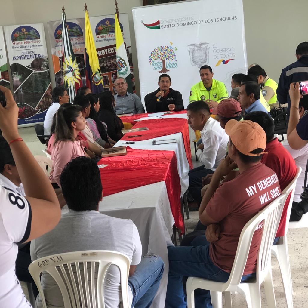 EdgarCuevaV's tweet photo. Hoy, en la mañana el Ing.@RGBesStoDgo gobernador de @gobertsachila, mantine #ReuniónDeTrabajo con dirigentes de la parroquia #ValleHermoso, se trato asuntos de #Seguridad y @PlanTodaUnaVida. Fue parte de esta #MesaDeTrabajo el MSc.@EdgarCuevaV Director #Distrito23D02 de educación https://t.co/ez74aEidBz