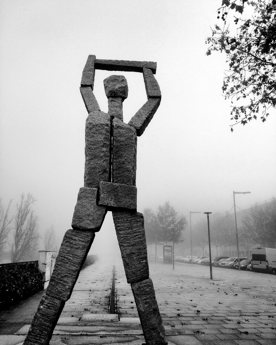 Avui al matí la #boira era impresionant👻👻👻😲sort que ha sortit dos hores el sol, perquè la desintegració era imminent. Ja tenim monument als supervivents de la <a href="/boiradelleida/">BoiraDeLleida</a> <a href="/PostureigLleida/">Postureig de Lleida</a>
Sobreviurem?🤔tu que creus?
