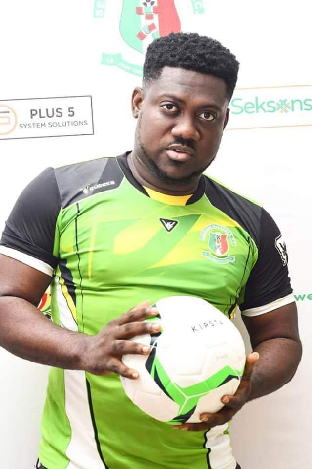deejmagnus's tweet photo. The all-new @SekHasaacas nu ay3 dew d3 Jollof ๐ @ayesemmusic supports my favorite team ๐
#SizeZeroGH #Doooooo #Heavy https://t.co/7bnfi8xLpv
