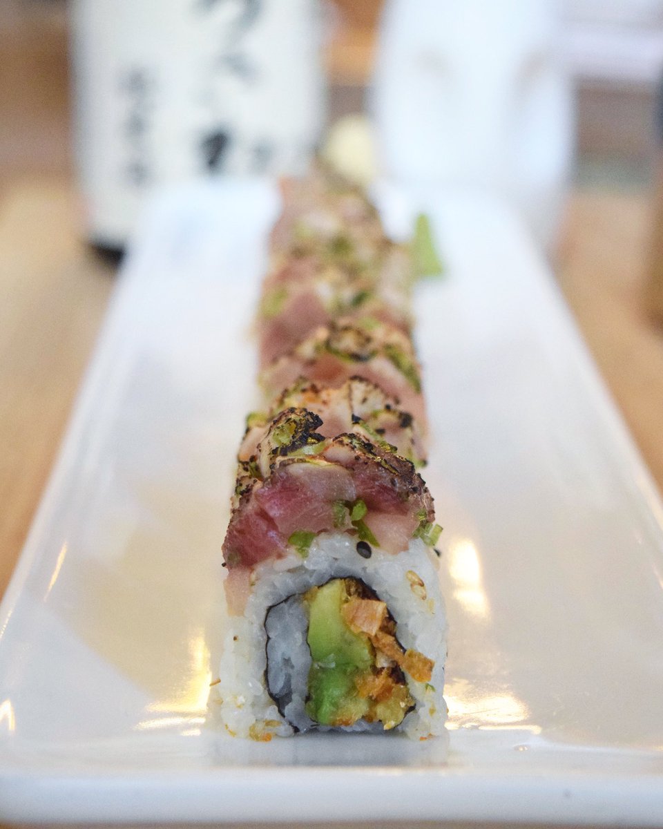 TomoPhilly's tweet photo. A close-up shot of the Steven Roll to brighten up this warm cloudy weekend! We are here til 11pm today and BYOB! #tomophilly #phillysushi #sushisaturday #sushilover https://t.co/VJhH8DeIwM