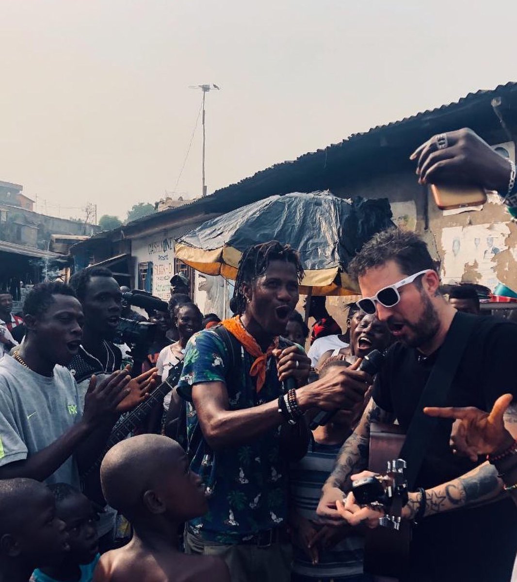 WAYoutArts's tweet photo. A wonderful moment. 
@frankturner and Mash P singing Mash’s empowering hit ‘Mr President’ in Susan’s Bay, a slum in #Freetown #SierraLeone #FTJSFWO #SaloneTwitter https://t.co/9KAbzCBgwP