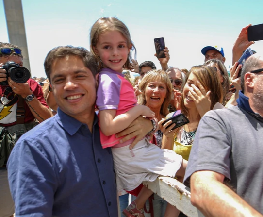 soypablitorey's tweet photo. Axel Kicillof en medio de las muestras de afecto en la puerta del museo marplatense  #loaman https://t.co/vdQMgY6VyI
