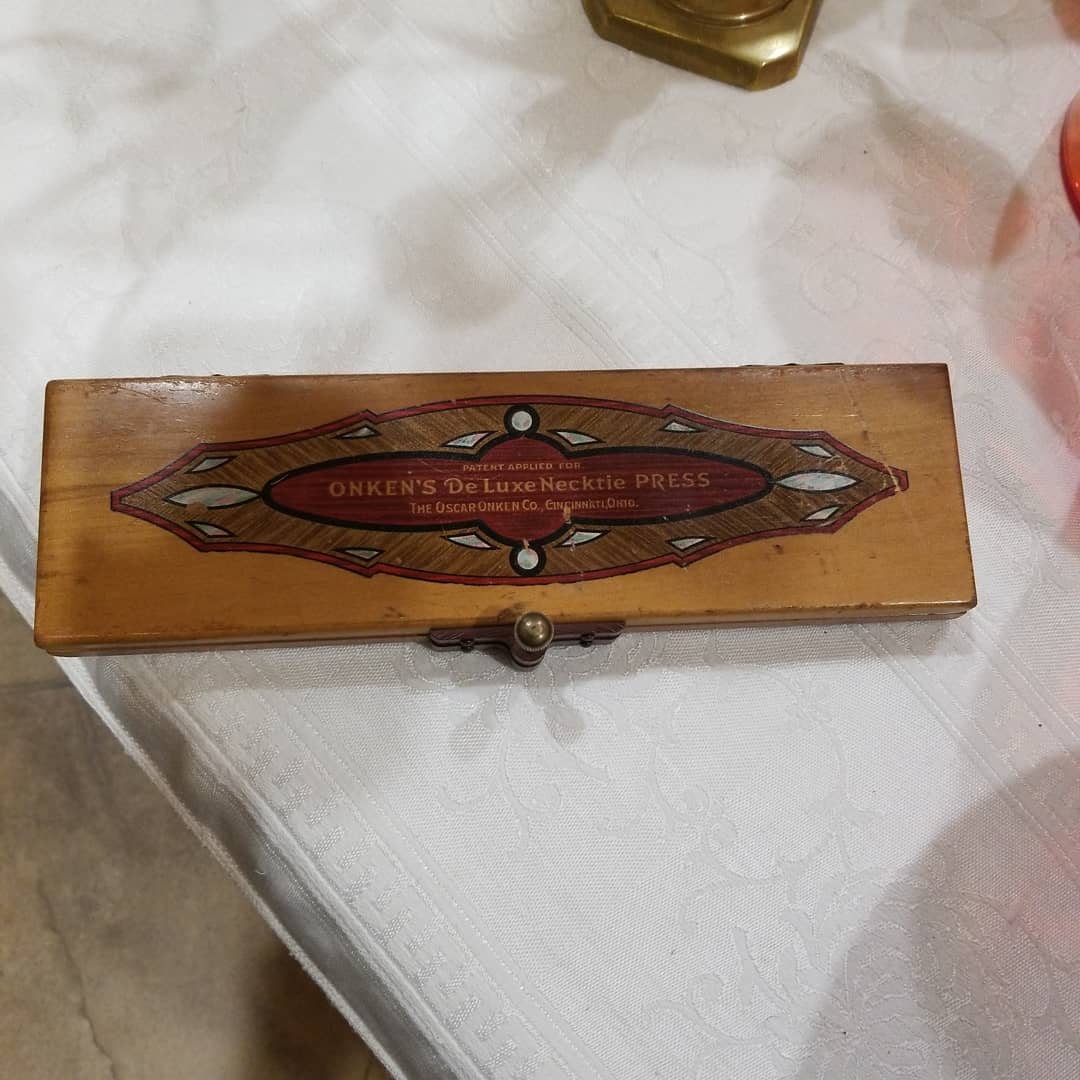 FiengoJane's tweet photo. Onkens Necktie Press, Neat!!! #itsallgoodep #rarefind #hardtofind #whatafind #bethsbooth #theantiquemallelpaso #helenshiddentreasures #helenschoice #Janeswall #circa #shoplocalep #thisplace #howboutit #inittowinit #antiquemalleptx #fashoo #fashion #ftbliss #horizoncitytx https://t.co/wTm3giUyDr
