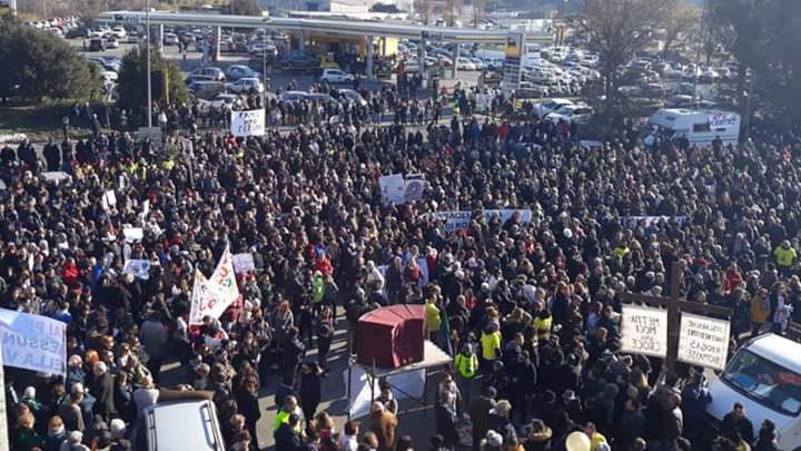 RobertaFetoni's tweet photo. La #vallegaleria sindaca #Raggi pretende la #riqualificazione ambientale, come territorio e ne ha diritto. #Roma dovrebbe essere capitale di bellezza e sviluppo non del malaffare e dell'arretratezza. #bastadiscariche https://t.co/UIPLJYvIoV