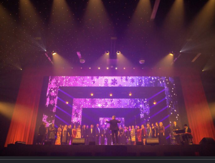 EmilyCDexter's tweet photo. #tbt 30.11.19 singing with #BatterseaPowerStationCommunityChoir at The Battersea Ball! What an awesome night and magical event that was!! ✨🤗🎶✨ #BPSCC
#Christmasinnewyork
@BatterseaBall 
@batterseapwrstn 
#winternightsinlondon2019✨ https://t.co/ZelhuXAhRB