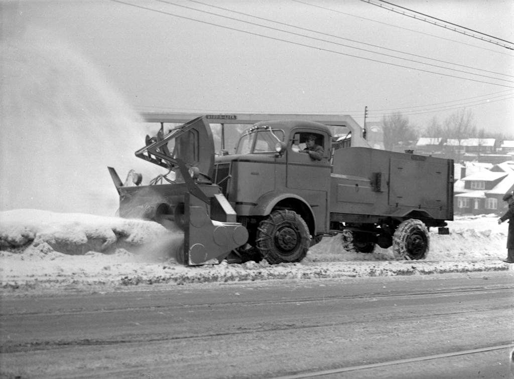 New snow removal machine, Toronto, [circa 1945] (I0011400)