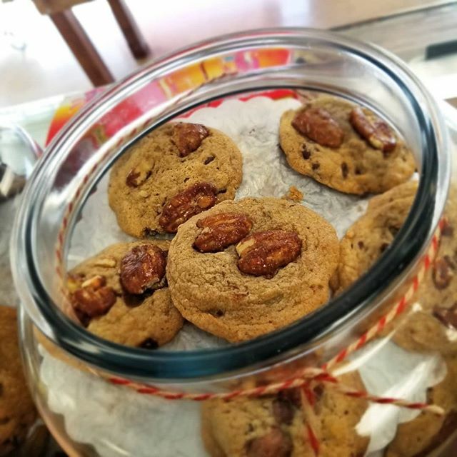 mothermousse's tweet photo. Tag someone who would love a Chocolate Chip Pecan Cookie 🍪 ❤️ 🍪
.
.
#cookies #chocolatechip #pecancookie #sta#statenislandcookies #mothermousse #wheresieats #stateneats #eatsi #foodie #freshbaked https://t.co/OhqEB9N5AN https://t.co/uNrTW6O08U