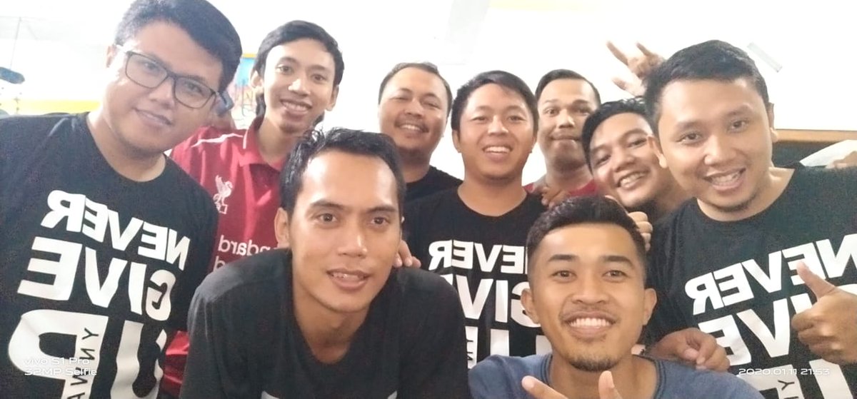 Setalah hibernasi setahun lebih, akhinya ngetweet lagi lurs, 😁 
Pict : open house di rumah mas faik, yg pake kacamata 🤘 jgn lupa 20 menit lagi Kickoff. #liverpoolday