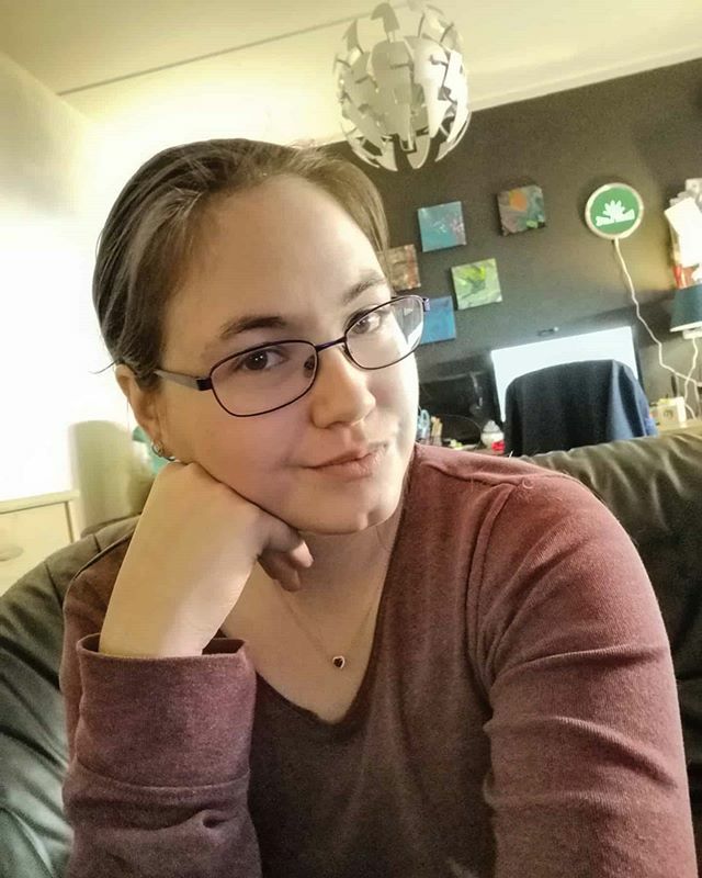 Just a random selfie and no I'm not going grey - not that it would matter to me 😂. It's just light from the kitchen. https://t.co/cwzij5ruTY https://t.co/AKvcp2UdAc