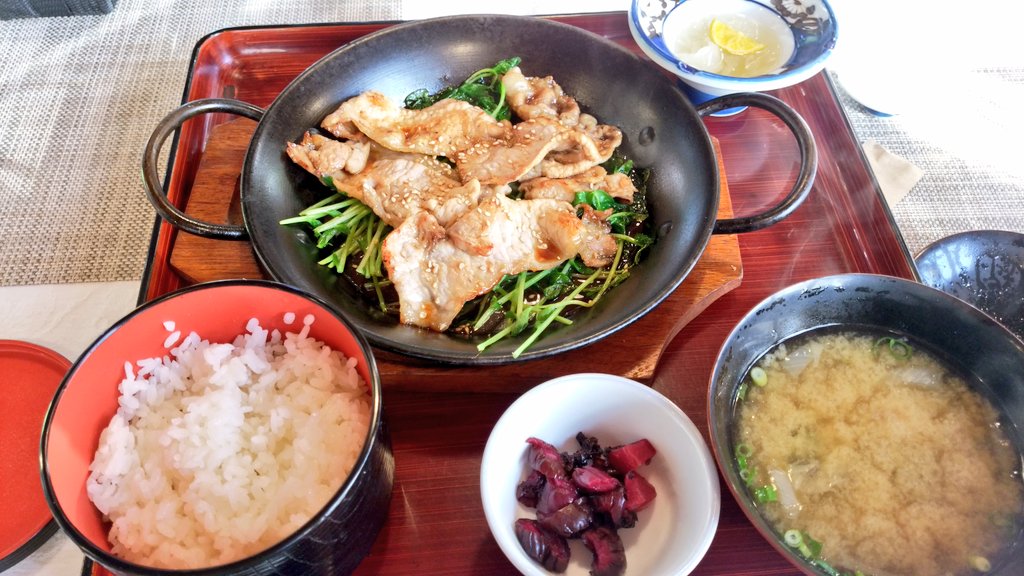 9498casa's tweet photo. #鏡開き 

たまたまランチに行ったレストランの日替わり定食のお味噌汁の中にお餅が２個入っていました😊
「鏡開きなので」と、とてもうれしいサービスでした💕 https://t.co/1libeIrMhj