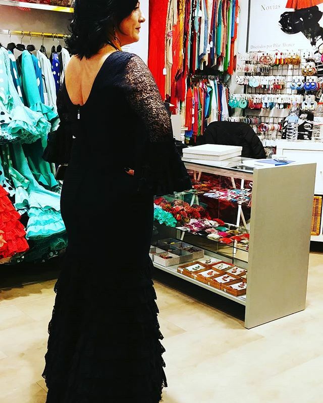 #TrajesdeFlamenca #ModaFlamenca #Sevilla Mirad que traje mas elegante se ha llevado nuestra clienta Sandra! Estas impresionante! Todo un placer atenderte, y gracias por confiar en Coral. 😍😍 ift.tt/37Ur1ME