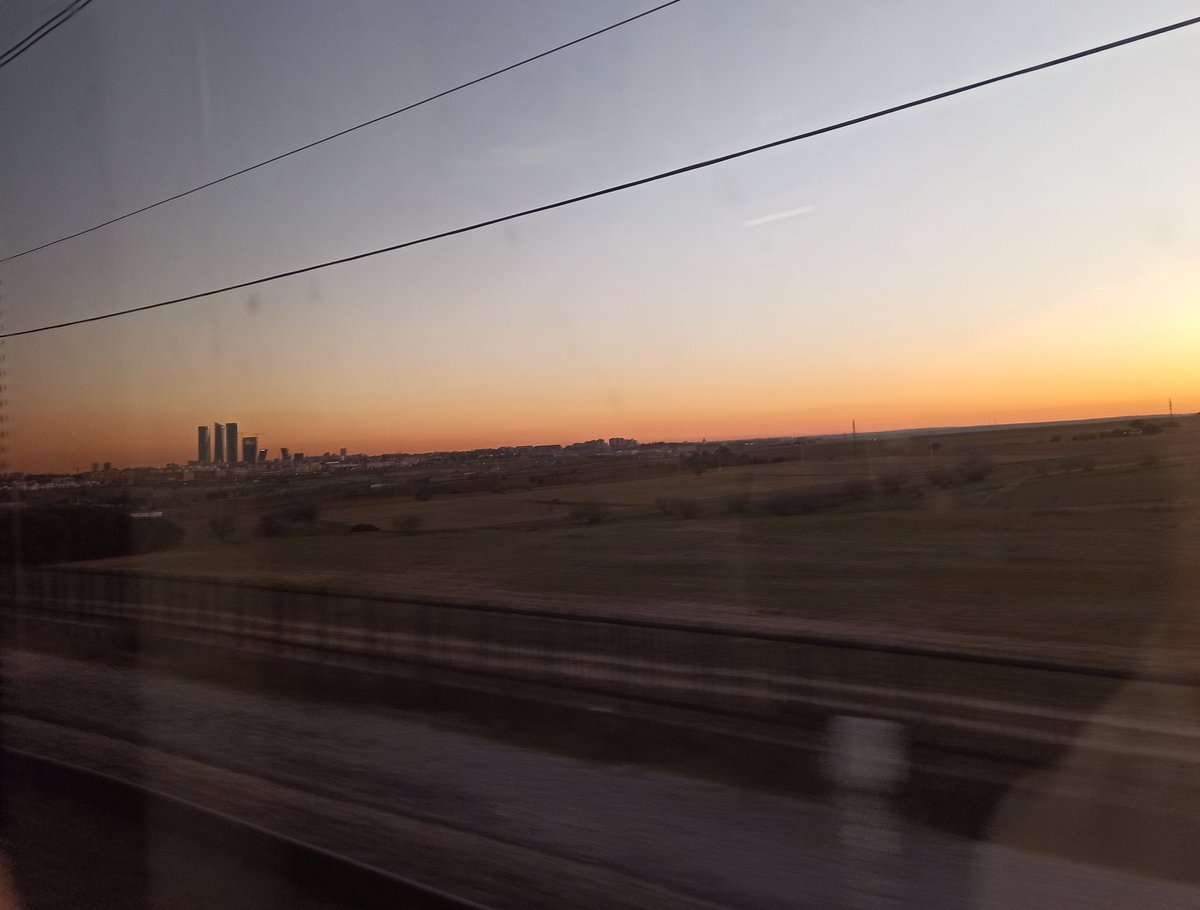 Atardeceres de Madrid 🥰♥️

#FelizSabado #atardecerMadrid #wambues