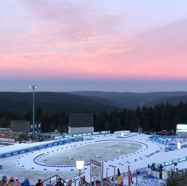 runifico's tweet photo. Heute mal laufen gelassen und erstmalig Biathlon live in Oberhof. Sensationeller Tag bei sensationeller Stimmung ! 23000 Zuschauer im Stadion! 😳#allesoyeah #biathlon #sport #schneewarauch #laufen #fitnessmotivation #wintersport #cool @biathlon_oberhof @dsv_biathlon https://t.co/i0MN9cOGr5
