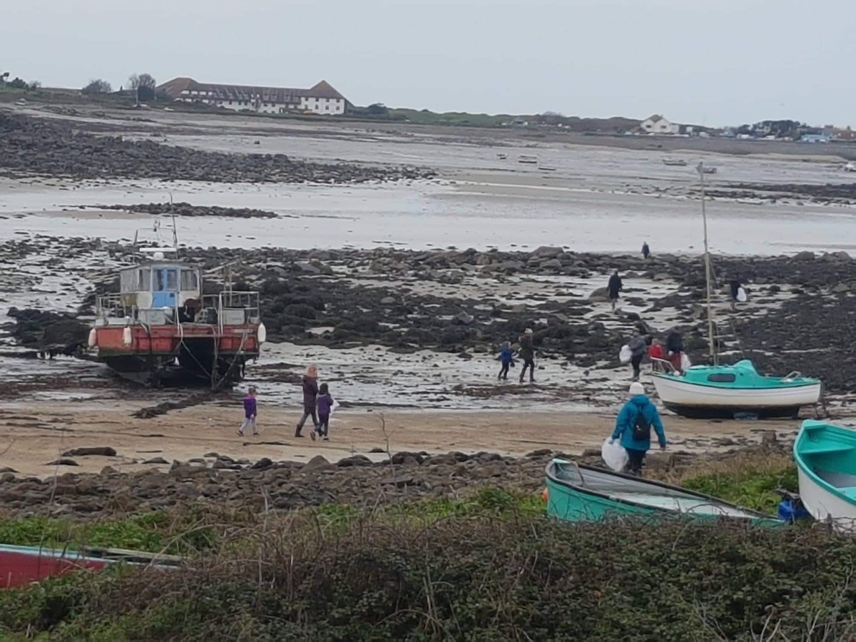 pickitupgsy's tweet photo. A HUGE thank you to everyone who came to the Big Channel Islands Beach Clean today!! In Guernsey we collected a whopping 4 tonne bags of litter!! @AlderneyWT @LaSocieteG https://t.co/w6a9av3yHk