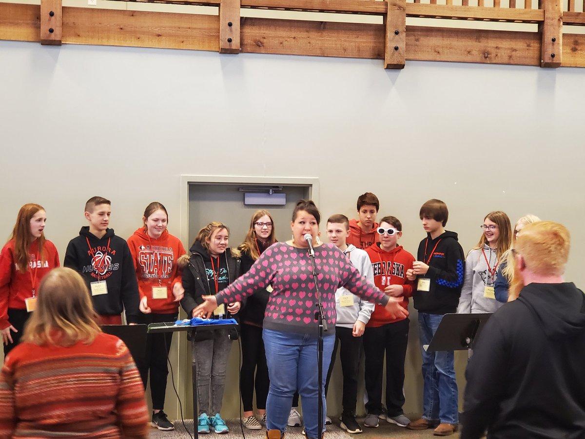 Kicking off Middle School Gathering with <a href="/Iamrachelkurtz/">Rachel Kurtz</a>! #msg2020 #chuggachugga