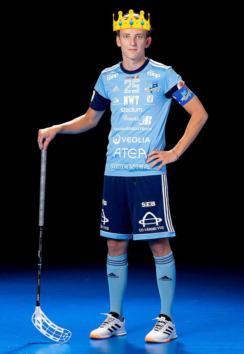 Mina damer och herrar. Albin har precis gjort mål! Det innebär att <a href="/albinenglow/">Albin Englöw</a> är ensam i toppen av den totala poängligan i Skoghall IBK. På 117 matcher har Albin gjort 158 mål &amp; 81 assist, totalt 239 poäng. Det kommer mera, va så säkra!