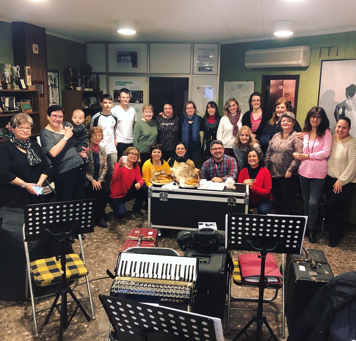 ocab1948's tweet photo. Un any més iniciem els assajos amb xocolata amb xurros!! 😋🎶 #SantJesús #SantaEmma #tradicions https://t.co/VICCTDC78X
