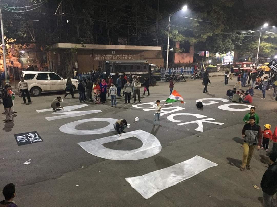 Sushmitav1's tweet photo. Students have occupied Esplanade and they will stay here tonight. #GoBackModi
Photo by #MadhurimaBakshi
Post by #RonnySen
#FailedPM
#GoBackModiFromBengal #FreeAzad
#ModiLies 
#Kolkata 
#KolkataAgainstCAA https://t.co/O6BpeIpQTk