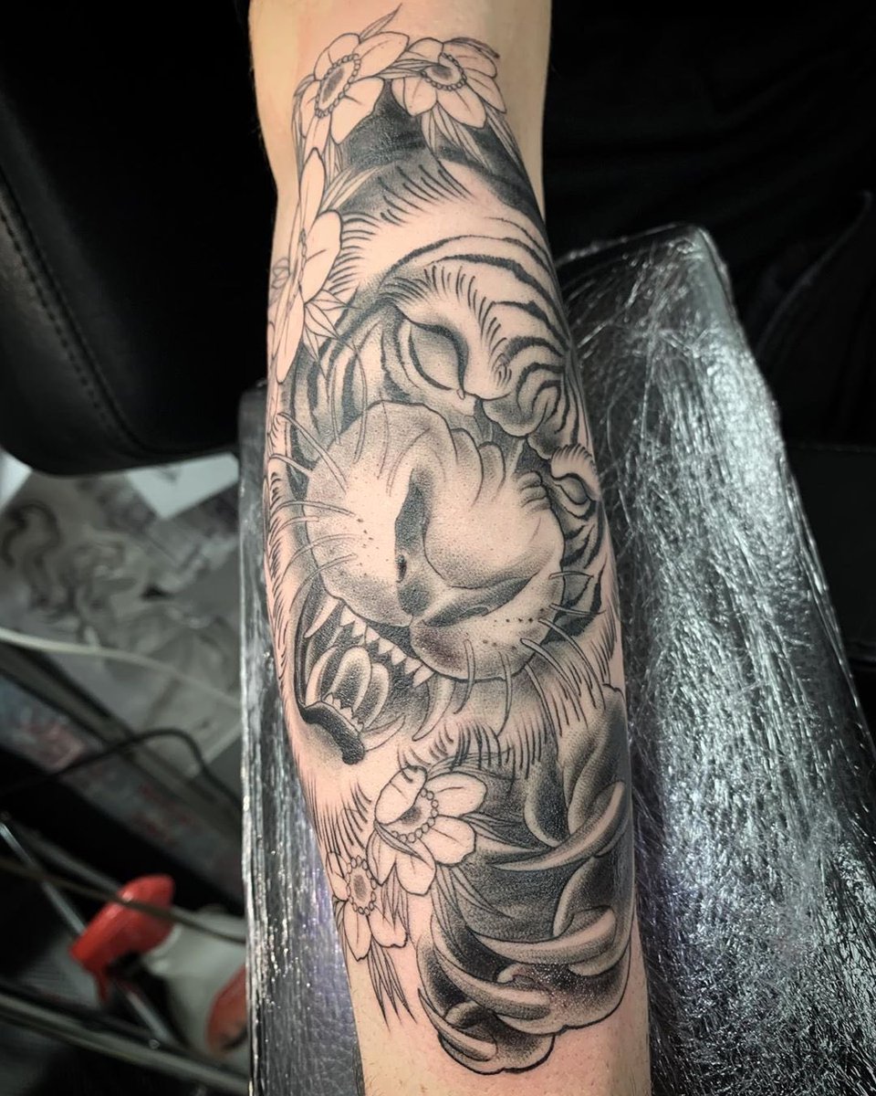 Walkin_Tattoo's tweet photo. Tigre encré par @nothedrifter chez @clockers_tattoo 🐯

Il reste quelques dispos avec @nothedrifter la semaine prochaine.

N’hésitez pas à nous DM pour tout vos projets Tattoo 

Clockers Tattoo
📍44 Rue Pastourelle 75003 Paris

#ClockersTattoo #Clockers #TigerTattoo https://t.co/uPOo0XWjcI