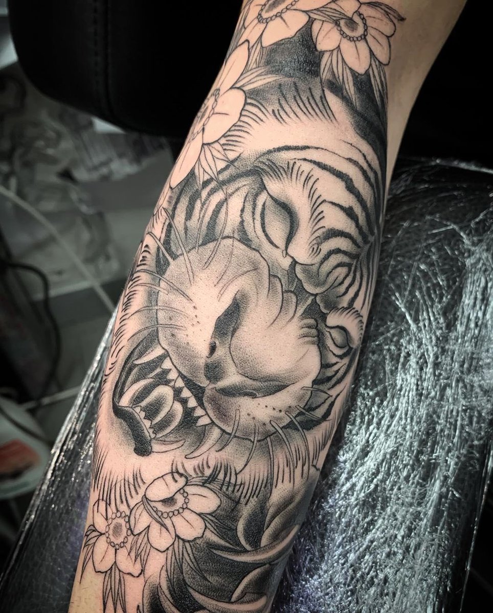 Walkin_Tattoo's tweet photo. Tigre encré par @nothedrifter chez @clockers_tattoo 🐯

Il reste quelques dispos avec @nothedrifter la semaine prochaine.

N’hésitez pas à nous DM pour tout vos projets Tattoo 

Clockers Tattoo
📍44 Rue Pastourelle 75003 Paris

#ClockersTattoo #Clockers #TigerTattoo https://t.co/uPOo0XWjcI