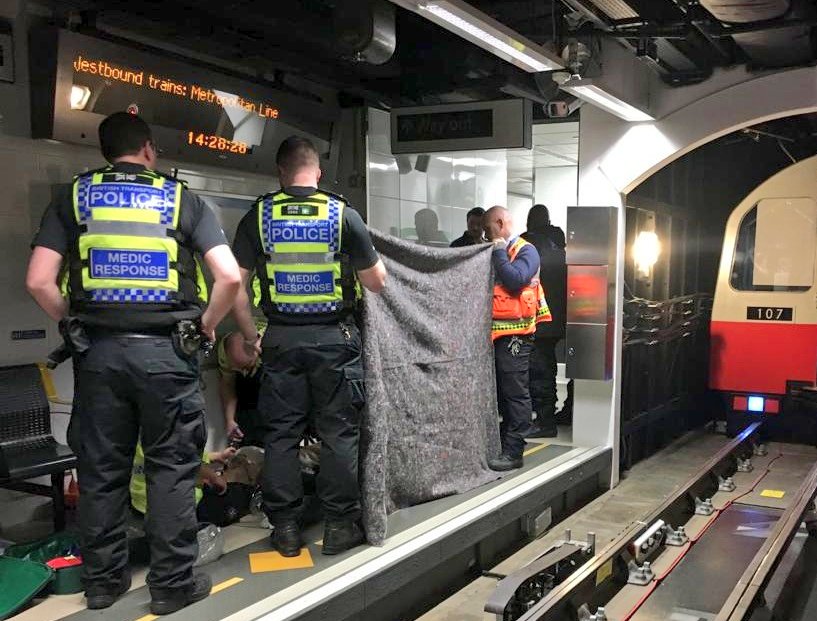 A fantastic time with <a href="/TfL/">TfL</a> and @BTPNetworkResp training at a mock London Underground station today. We learnt and practiced station emergency procedures for treating unwell passengers. 🚇🚨🚲 1/2