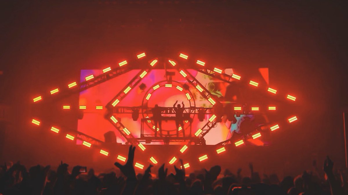 dylanldickson's tweet photo. the eye tour will absolutely destroy your neck and your heart. thank you guys for such an unforgettable night @SlanderOfficial https://t.co/1DXcgcXK64