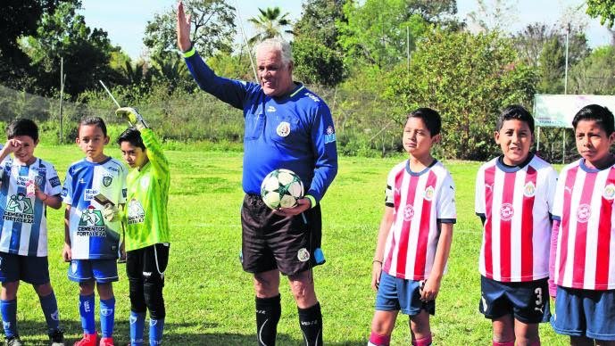 OSKARCUERNA's tweet photo. Descanse en #Paz el Ex-Árbitro ROSALÍO GAMA ROMO. Maestro de generaciones... De grandes  #Árbitros profesionales, A quien no le pito en el Llano a muchas #Generaciones,  Abrazo solidario a su familia #Descanse #Paz el #Buen #Chalio https://t.co/ATRgTUVmEQ