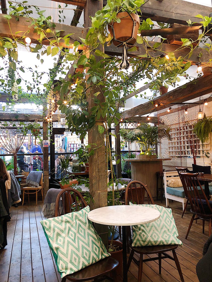 I'm gna make a thread of all the new spots I visit in 2020 and look back on it at the end of the year. Let's see how many I get to try First new spot of 2020 is Blixen. Had a cute brunch here & tried their vegan burger- surprised how nice it was & their pancakes were