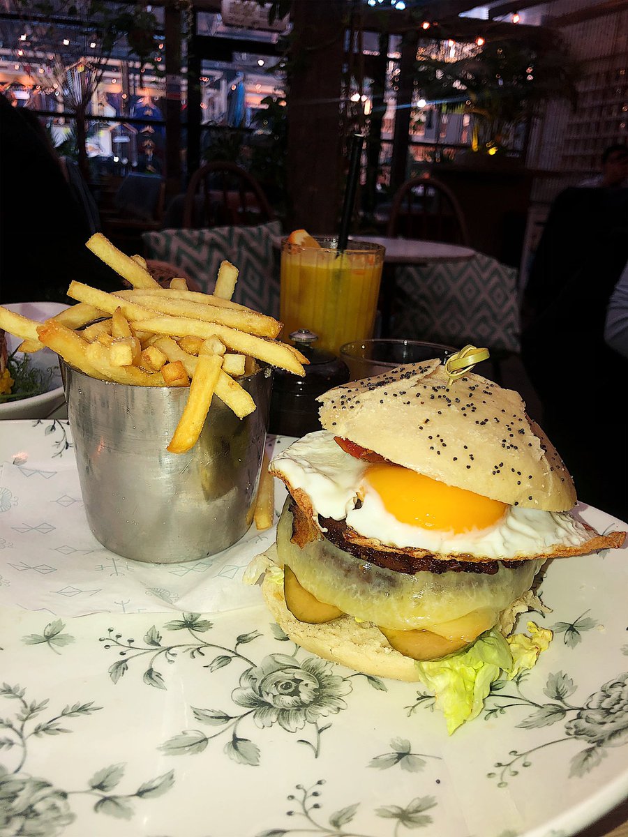 I'm gna make a thread of all the new spots I visit in 2020 and look back on it at the end of the year. Let's see how many I get to try First new spot of 2020 is Blixen. Had a cute brunch here & tried their vegan burger- surprised how nice it was & their pancakes were