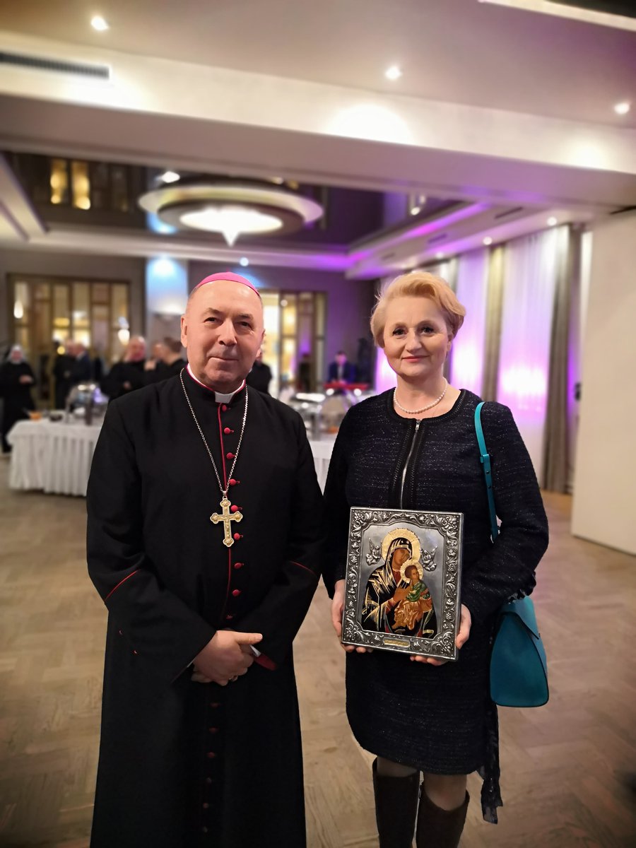 AwaBurnos's tweet photo. "Dziękuję Bogu Wszechmogącemu za to, że mnie chciał, że mnie chce i że mi zaufał" - powiedział bp Adrian Galbas SAC nowy biskup  diecezji ełckiej".
Od Mieszkańców, Marszałka Artur Kosicki, Zarządu przekazałam  obraz Matki Boskiej Nieustającej Pomocy i zaprosiłam Biskupa do nas. https://t.co/qt20NmkygV