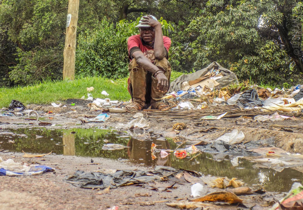 Semagandajoshua's tweet photo. A tale of the gabbage collector . one having to risk their personal health so as to earn a living. His area of operation is from within Makerere University and the near by surrounding areas. The #PublicHealth Series
Documentary 📸
#keepbeingauthentic
#African
#everydayphoto https://t.co/Z93rivgF4q