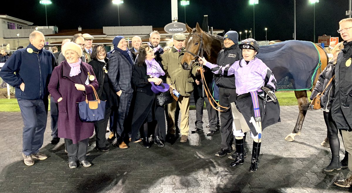 Getting advice to how to present from the absolute maestro <a href="/tommoracing/">Derek ‘Tommo’ Thompson</a> this evening <a href="/ChelmsfordCRC/">Chelmsford City Racecourse</a> after <a href="/ownersgroupuk/">Owners Group</a> star Asdaa won his first race for us. What a great evening! Well done to the Mark Johnston team and Joe Fanning, both excellent as ever. #winners