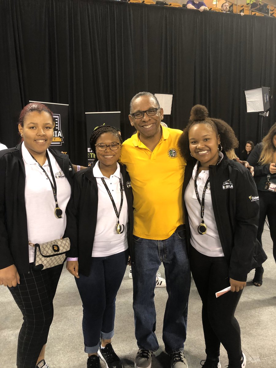 XULA1925's tweet photo. Students from @XulaMassComm along with @XULApres stop for a picture during the @CFBPlayoff Media Day in the Convocation Center! #XULA https://t.co/O7hP0Tnx2q