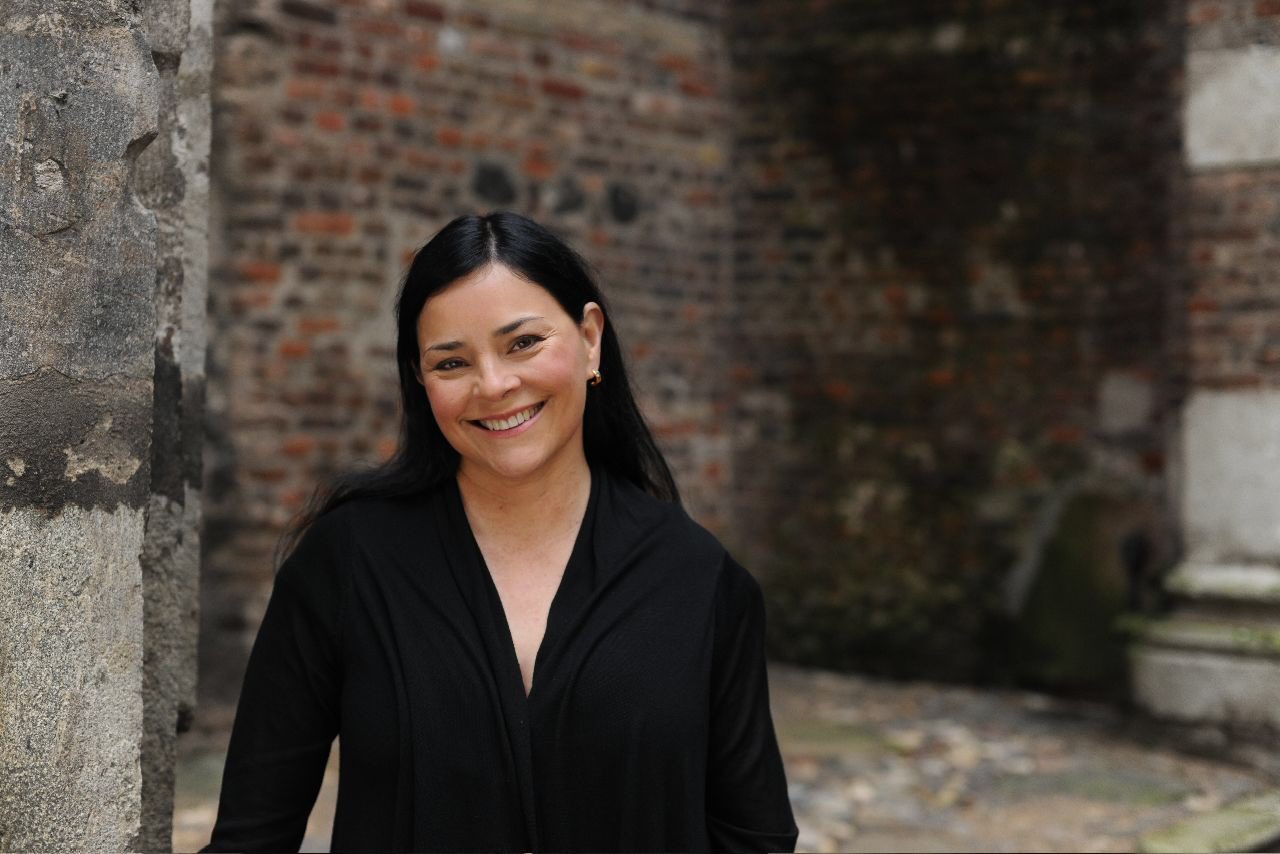 Well happy birthday to Diana Gabaldon a hope you have a wonderful day with your family and friends 