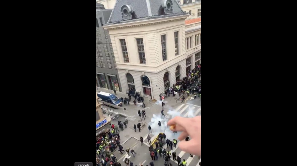Lyon : un palet de gaz lacrymogène atterrit dans leur appartement (vidéo) dlvr.it/RMsBrZ