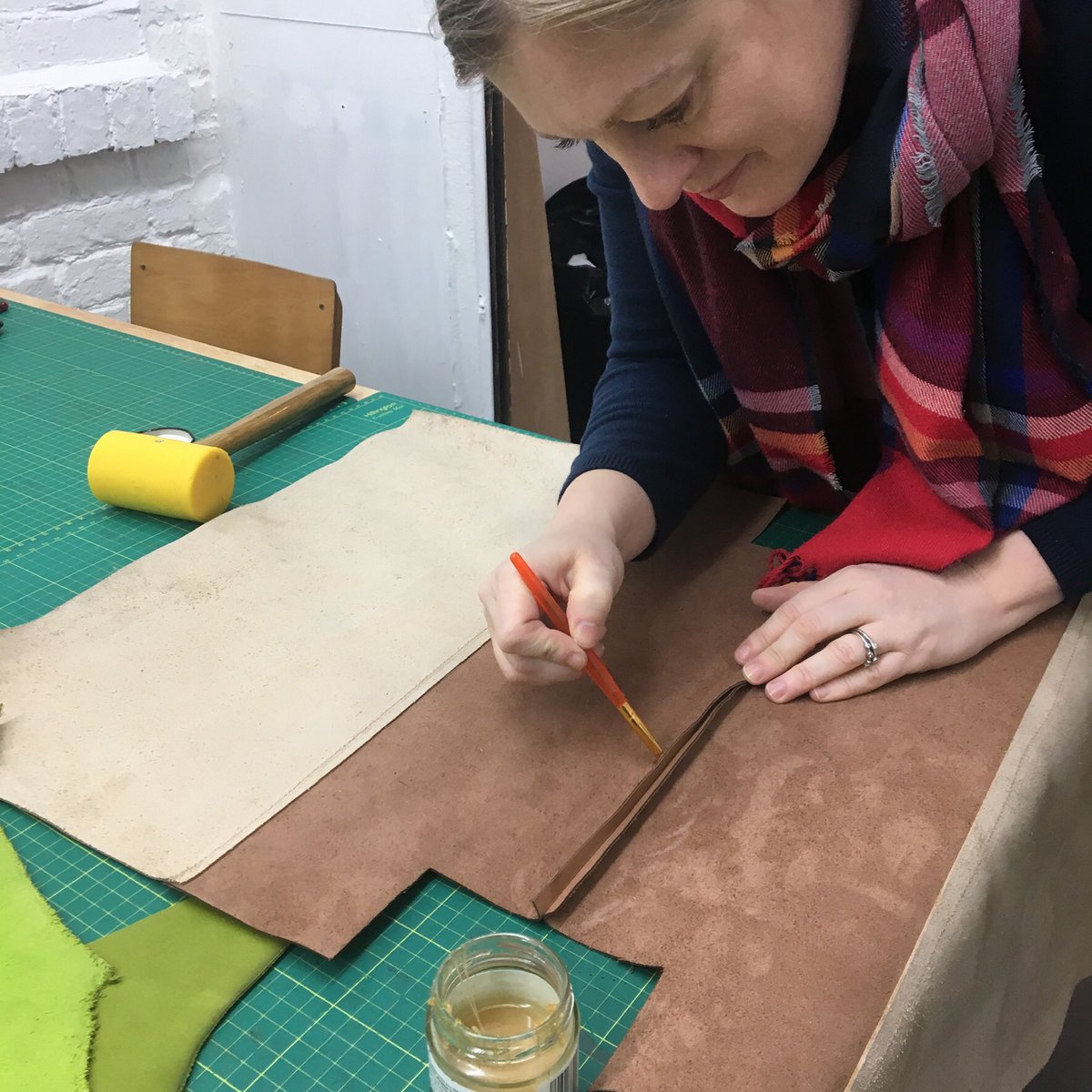 deborettecreat1's tweet photo. A great tote making session today with these two. Thanks for being so nice. ☺️Anniversary pressie for the Mrs and birthday pressie for mom. Top marks I say.👜👜 #imadeitinthejq #deborettecreative https://t.co/TFLg1wBtmo